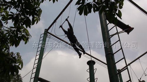 東莞戶外拓展培訓(xùn)：朝著目標前進！